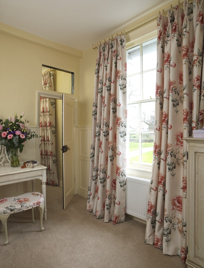 floral-curtains-to-the-floor